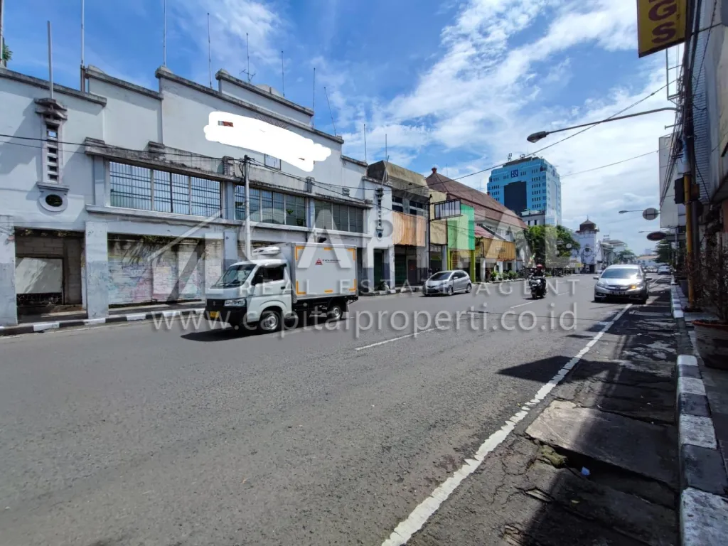 Jual cepat rumah tua di mainroad Asia Afrika Bandung | iklanova.com