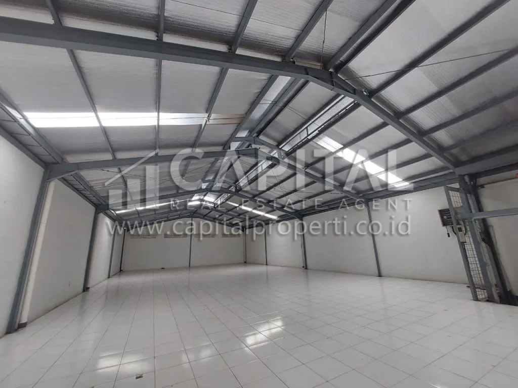 Jual cepat toko dan gudang 3 lantai di mainroad terusan Kopo Bandung | iklanova.com