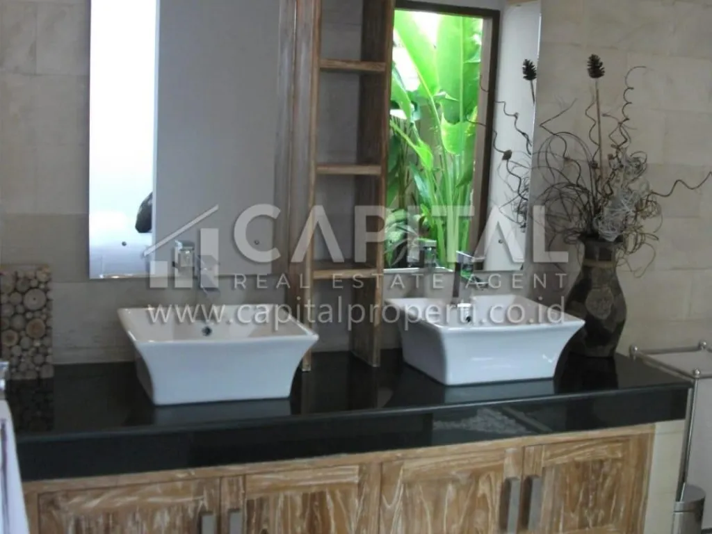 Jual cepat villa cantik dengan kolam renang di Canggu Bali | iklanova.com