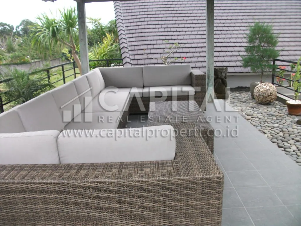 Jual cepat villa cantik dengan kolam renang di Canggu Bali | iklanova.com