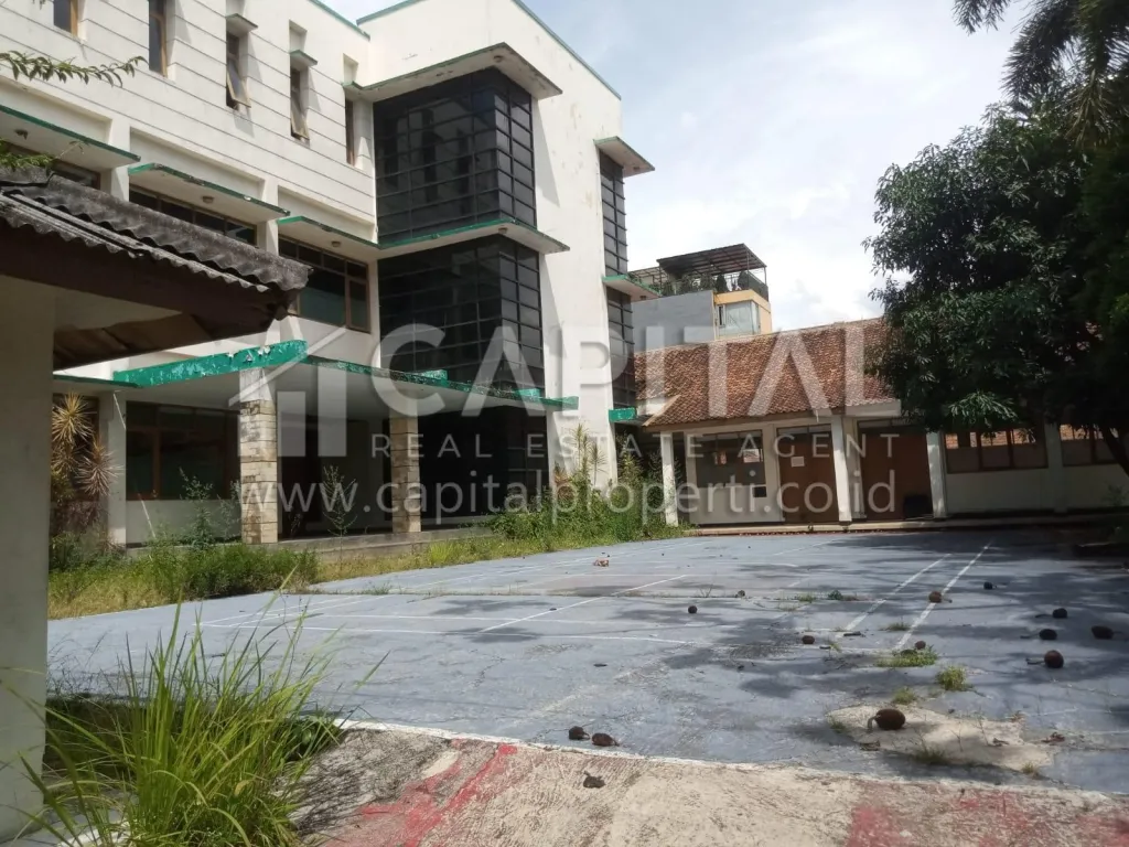 Jual murah gedung 3 lantai eks kampus dan sekolah di sayap Dago Bandung | iklanova.com