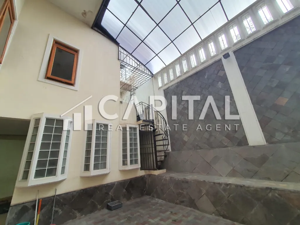 Jual rumah 2 lantai + basement di Karang Tineung Bandung | iklanova.com