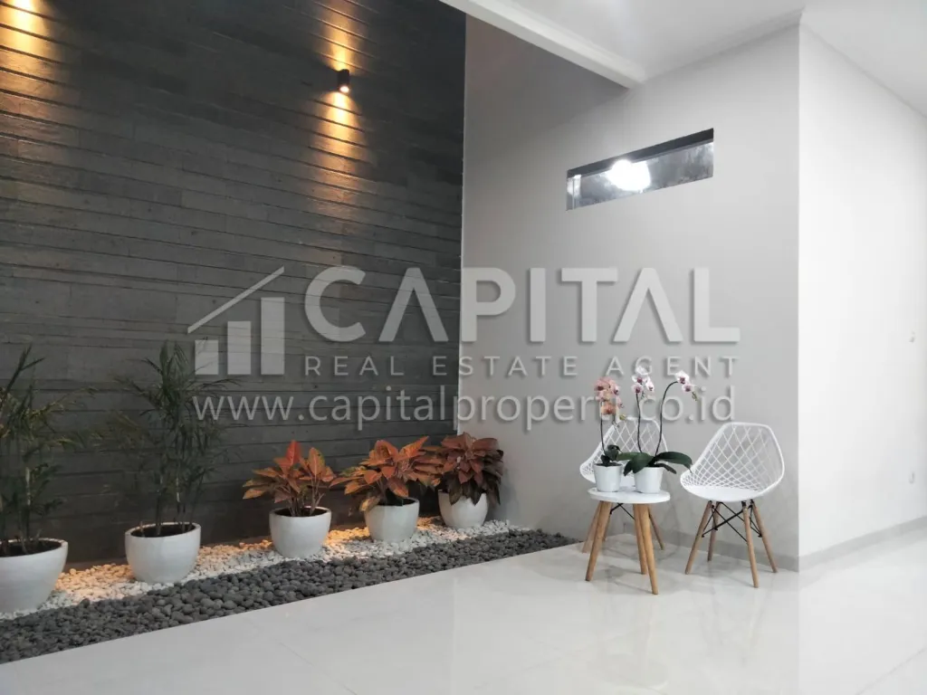 Jual rumah 2 lantai di Singgasana Pradana Bandung | iklanova.com