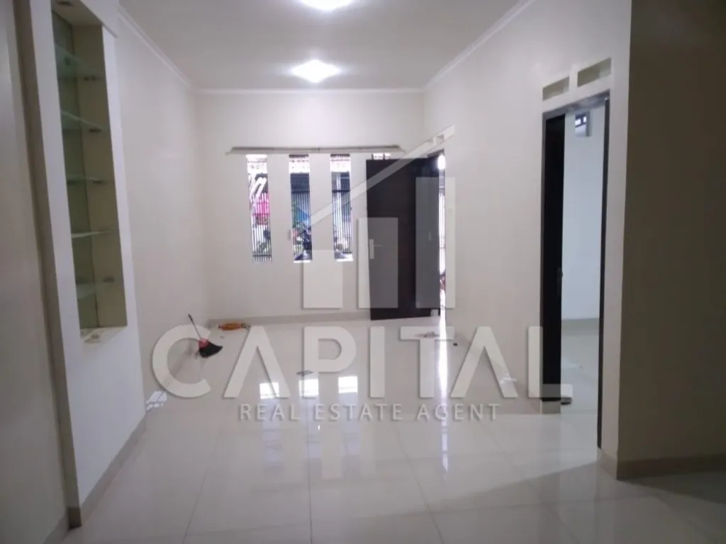 Jual rumah 2 lantai Sarijadi Bandung | iklanova.com