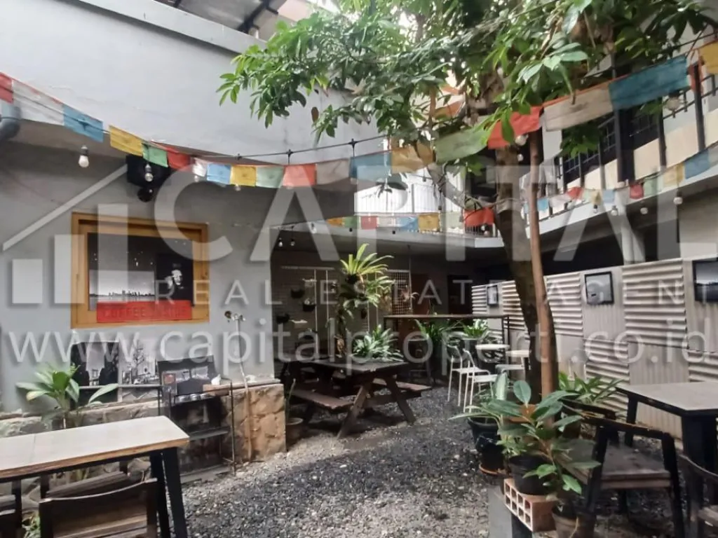 Jual rumah 2 lantai strategis di mainroad Dipatiukur, Bandung | iklanova.com