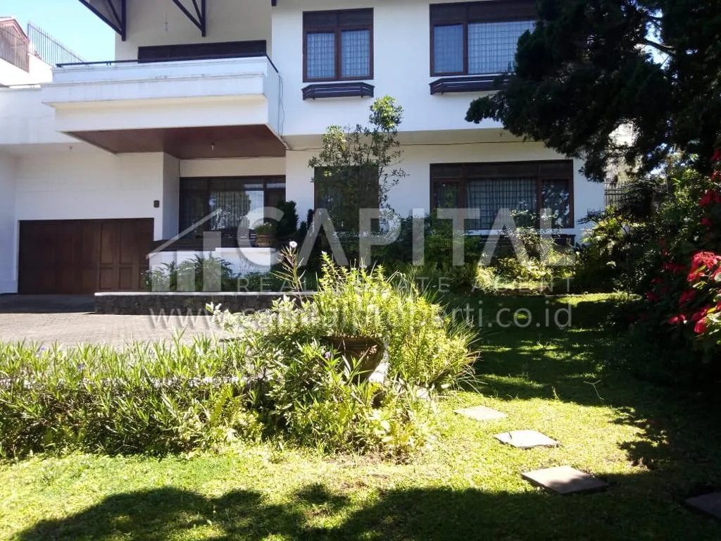 Jual rumah 2 lantai yang asri dan terawat di Setiabudi Bandung | iklanova.com