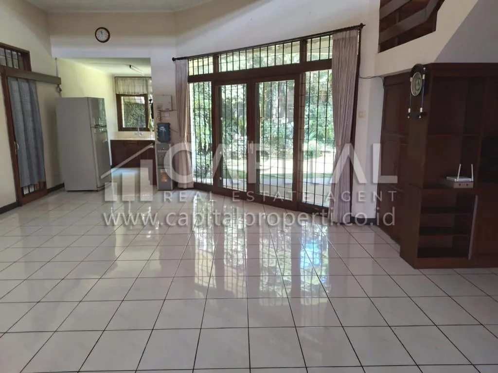 Jual rumah 2 lantai yang asri dan terawat di Setiabudi Bandung | iklanova.com