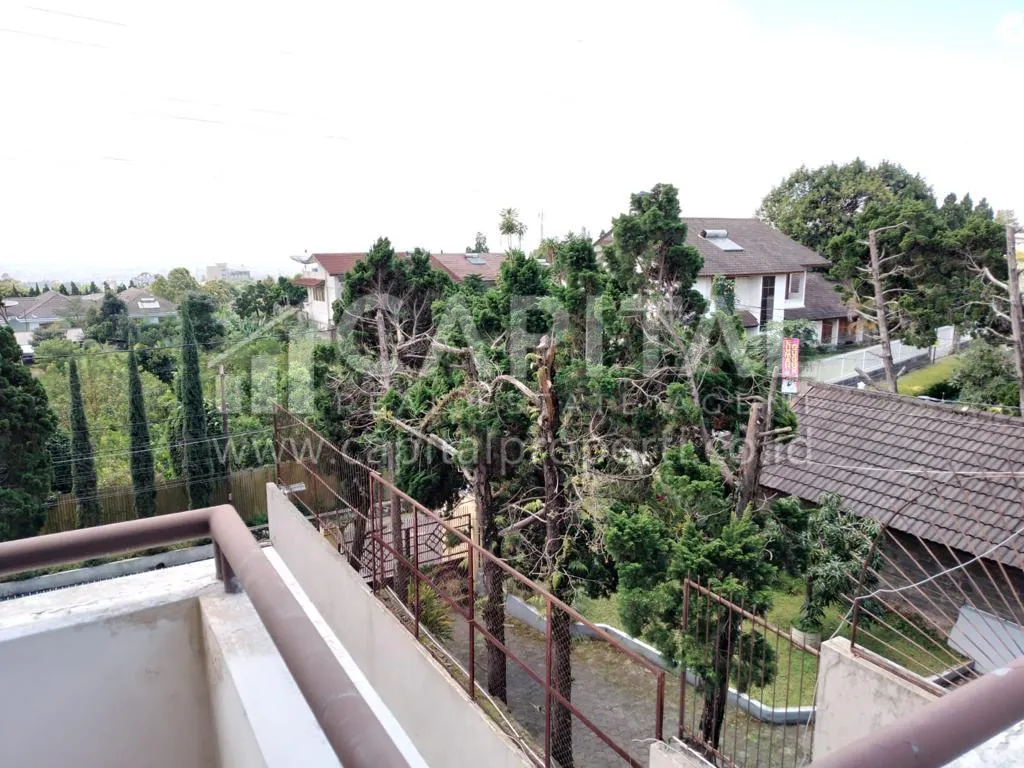 Jual rumah 2 lantai yang asri dan terawat di Setiabudi Bandung | iklanova.com