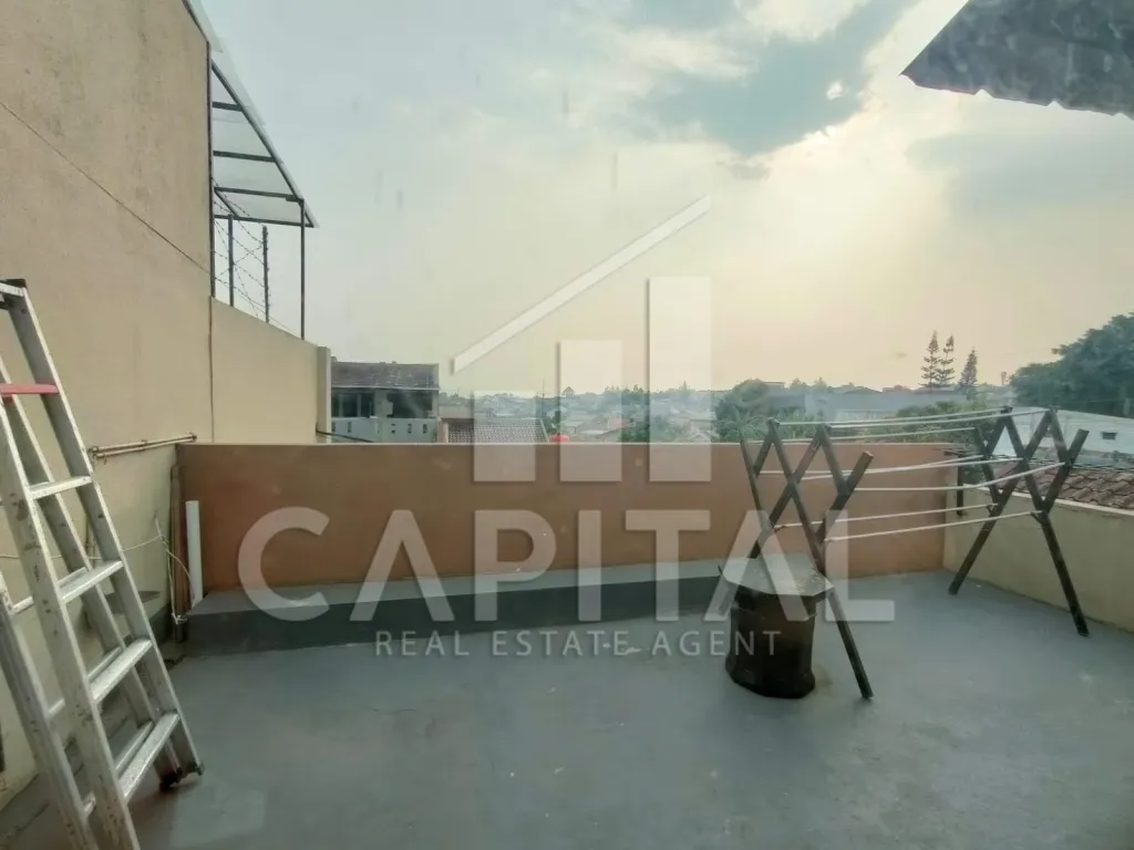 Jual rumah 3 lantai di Sarijadi Bandung | iklanova.com