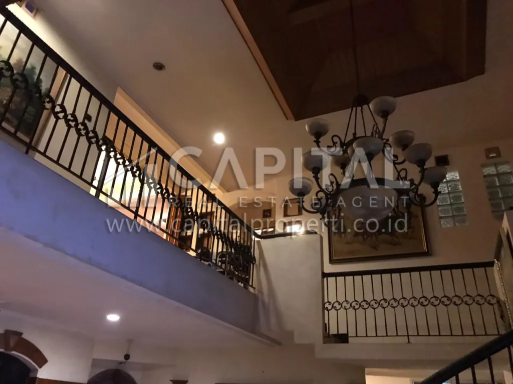 Jual rumah apik dan sangat terawat 2 lantai di area Turangga Bandung Kota | iklanova.com