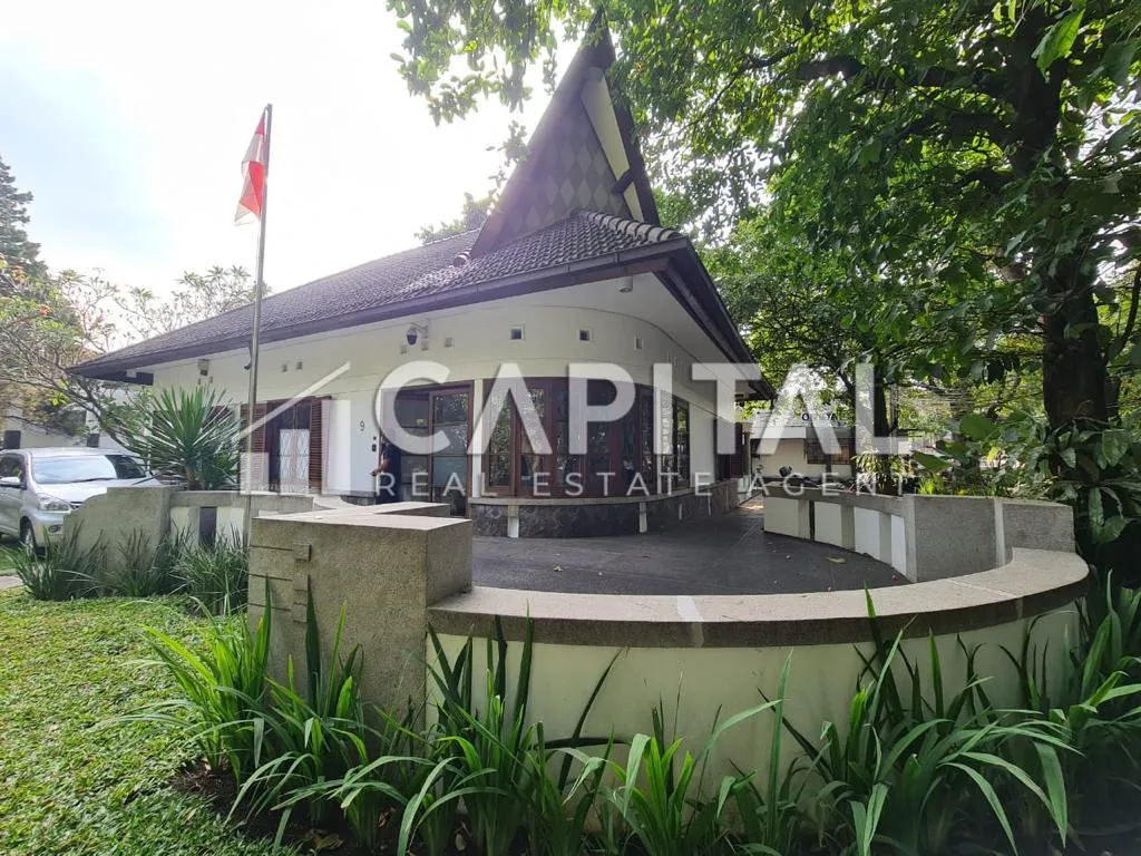 Jual rumah Belanda terawat, 2 lantai di sayap Dago | iklanova.com