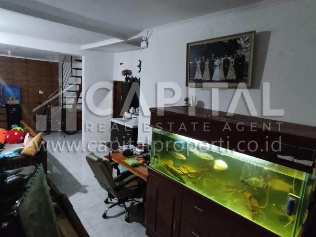 Jual rumah cantik 3 lantai di Komplek Nata Endah Kopo Bandung | iklanova.com