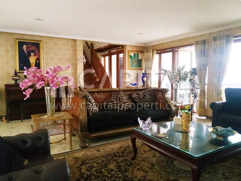 Jual rumah luas dan asri di Sarijadi Bandung | iklanova.com