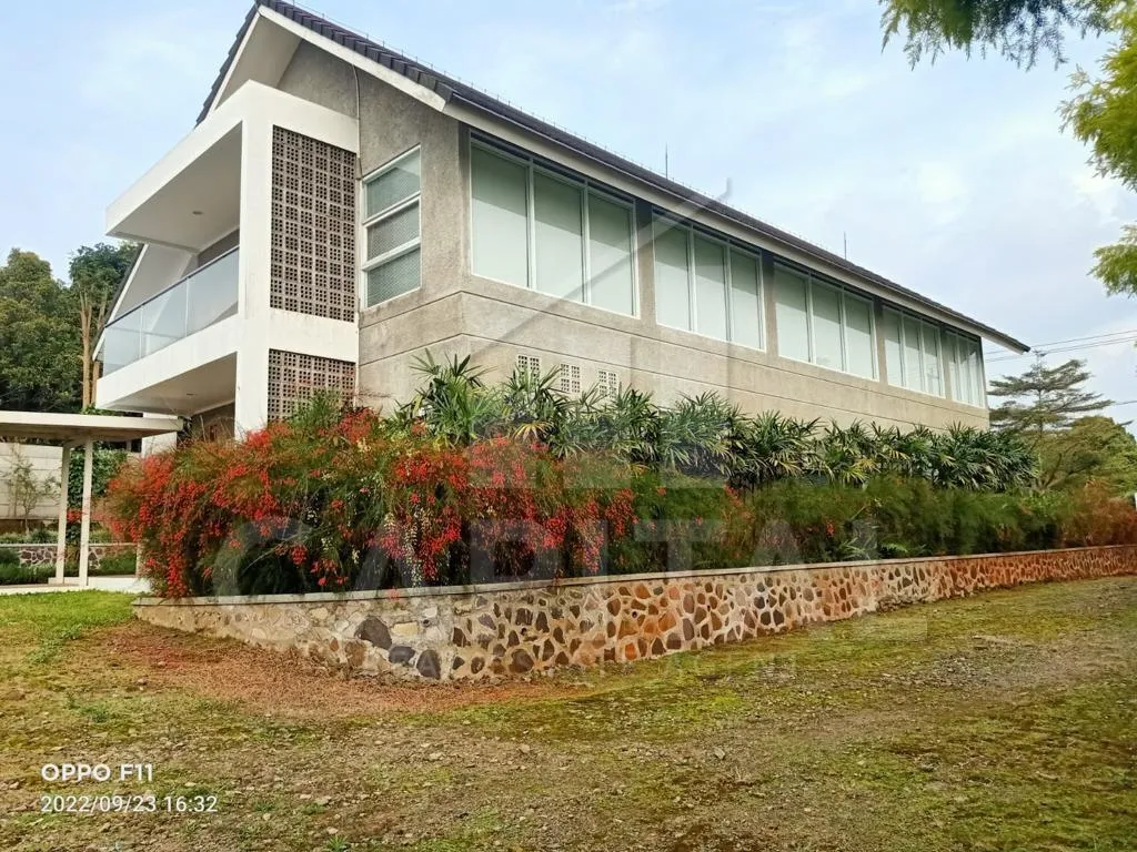 Jual villa luas dan mewah di Padalarang | iklanova.com