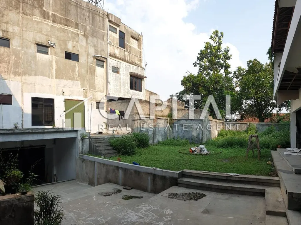 Jual/sewa ruko 3 lantai di Jl. Surya Sumantri | iklanova.com