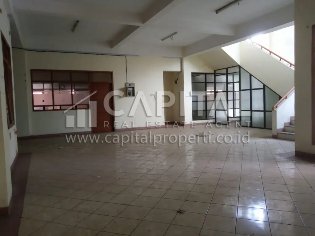 Murah! Jual gedung eks kampus dan sekolah 3 lantai di sayap Dago Bandung | iklanova.com
