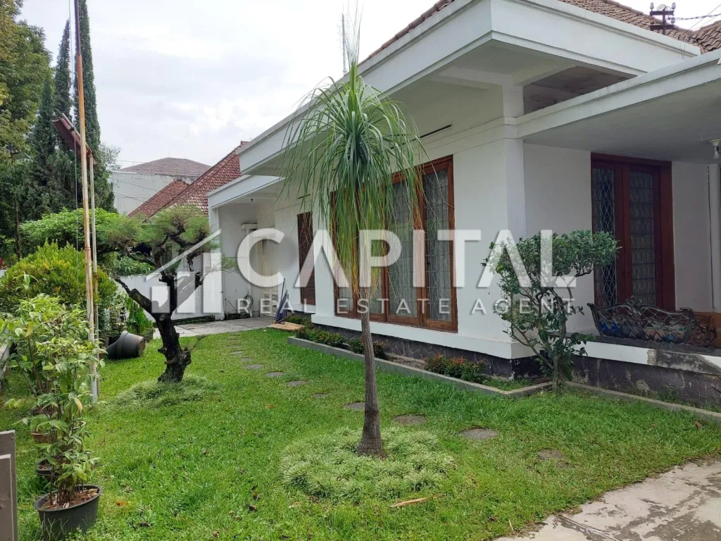 Prime location! Jual rumah terawat di area Gatot Subroto Bandung | iklanova.com
