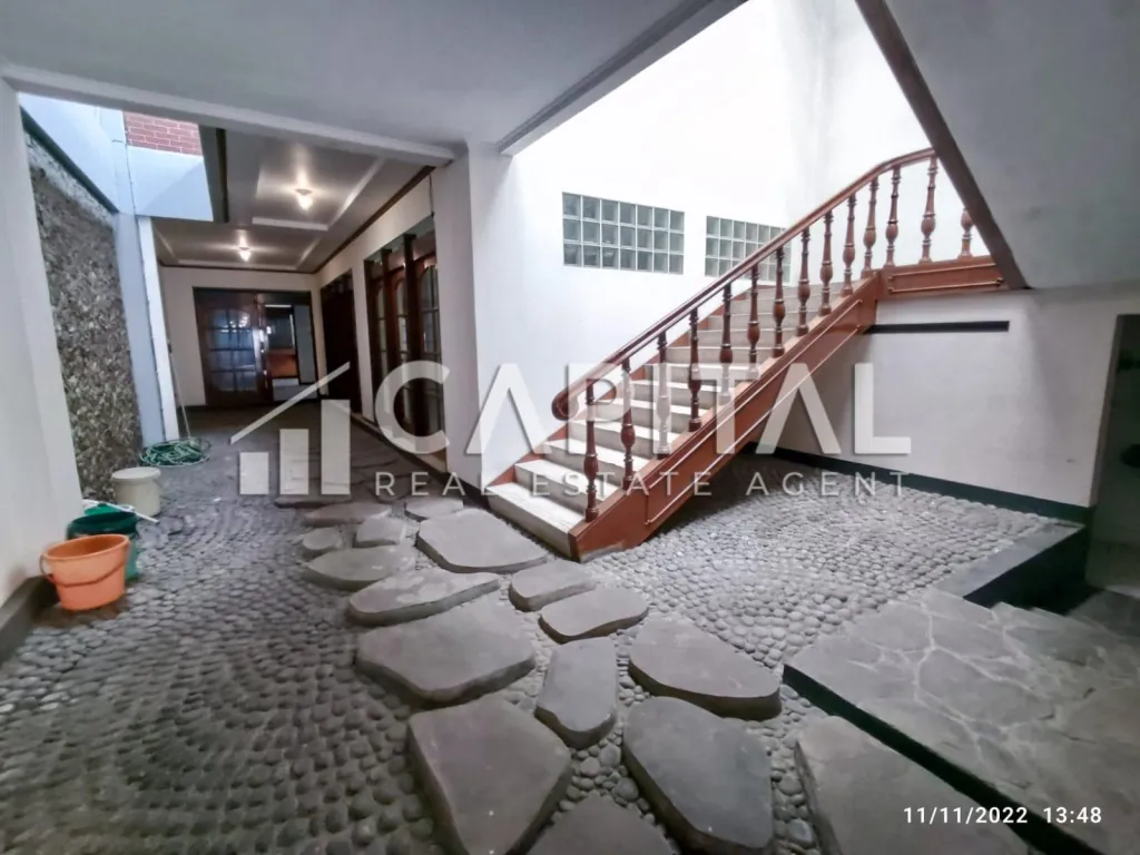 Prime location ! Jual/sewa rumah terawat 2.5 lantai di Jalan Sunda Bandung | iklanova.com