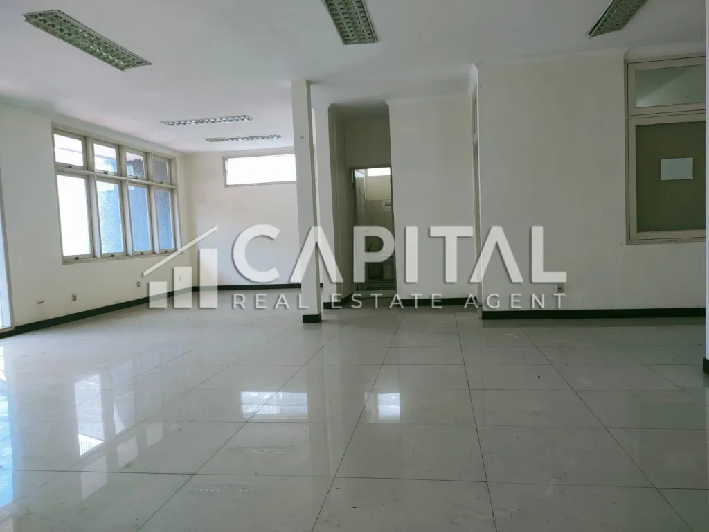 Sewa ruang usaha siap pakai dengan parkir luas di mainroad Sukajadi Bandung | iklanova.com