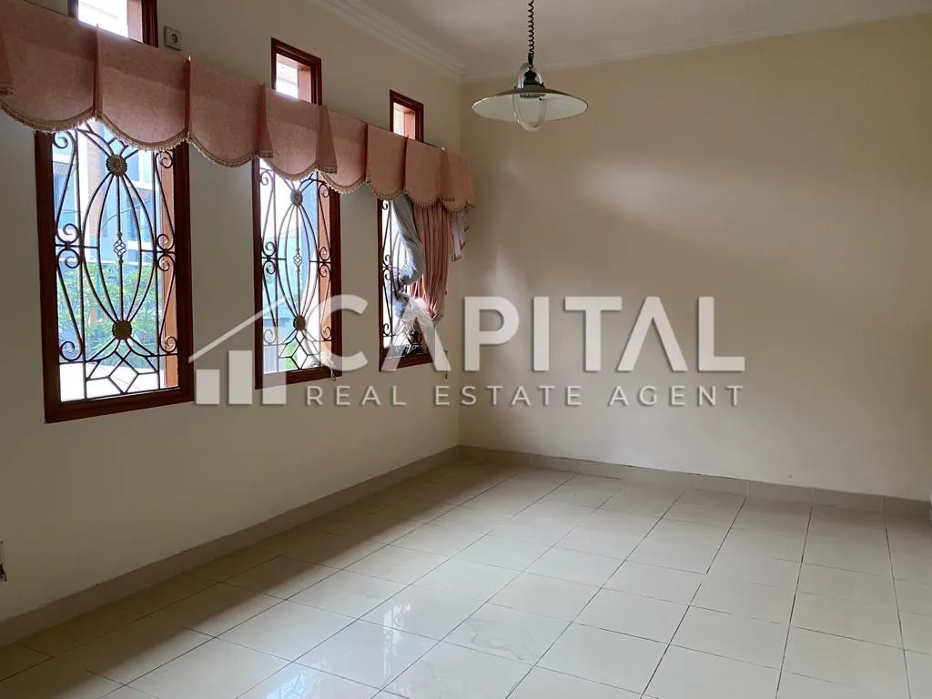 Sewa rumah 2 lantai di Setraduta | iklanova.com