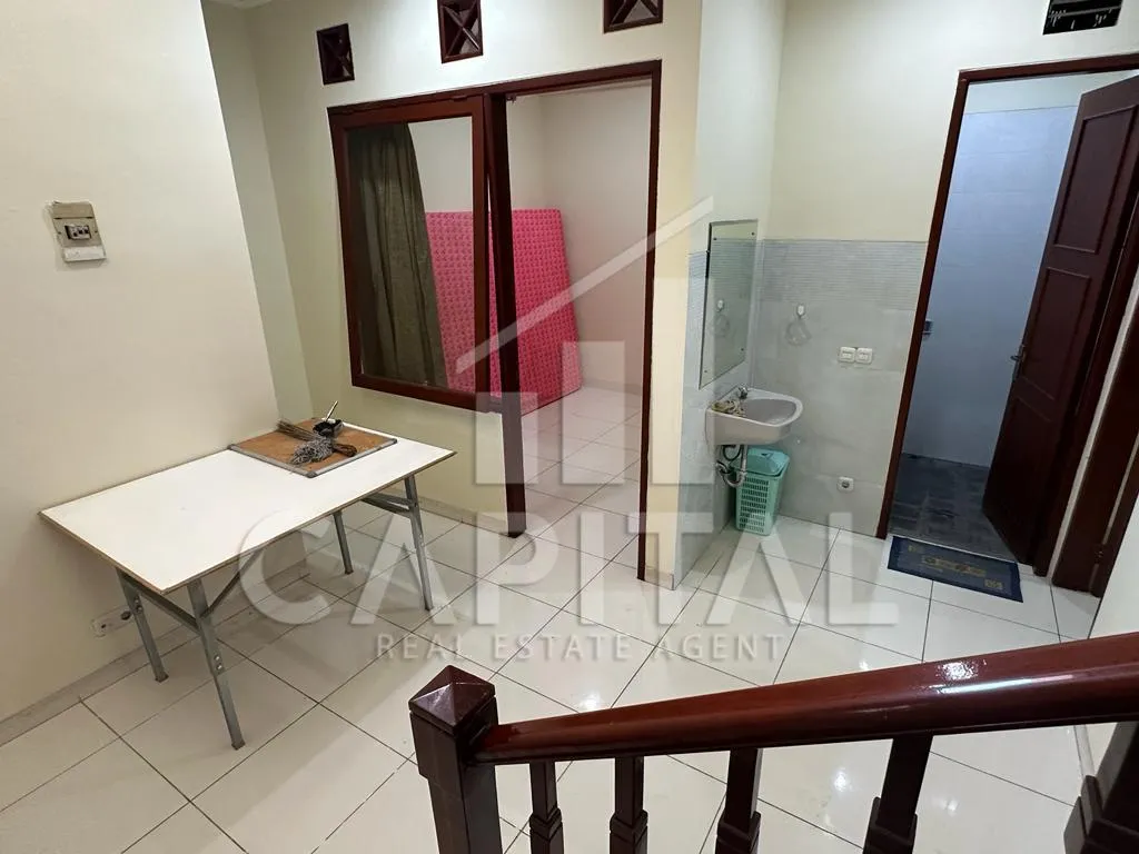 Sewa rumah 2 lantai di Setraduta Permai | iklanova.com