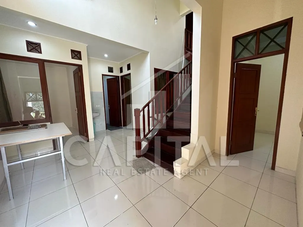 Sewa rumah 2 lantai di Setraduta Permai | iklanova.com